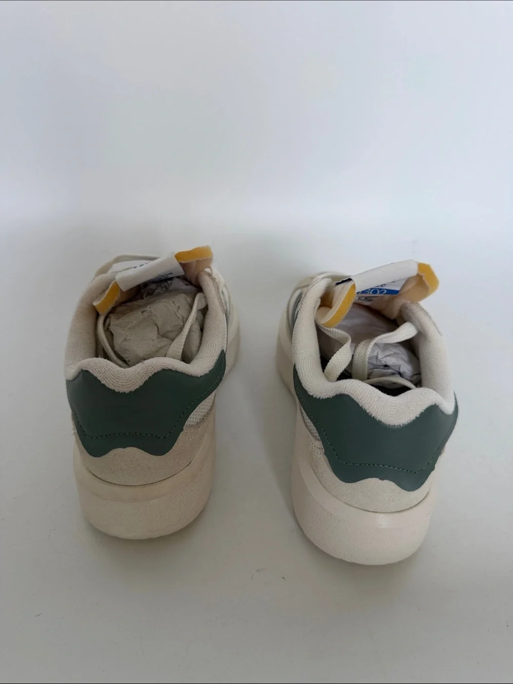 New balance Retro Low-Top Sneakers in Cream with Green Accent
